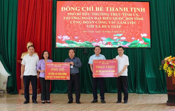 Đoàn công tác trao kinh phí hỗ trợ Quỹ "Vì người nghèo" và hỗ trợ xóa nhà tạm, nhà dột nát cho xã Huy Giáp.