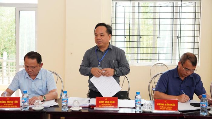 Đồng chí Đàm Văn Bình, Phó Bí thư Đảng ủy, Chủ tịch UBND xã Huy Giáp báo cáo tại buổi làm việc.