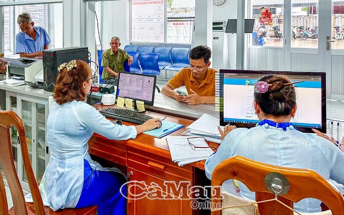 Người dân xã Phú Tân ngày càng quen với việc nộp hồ sơ thủ tục hành chính trực tuyến và được Trung tâm Phục vụ hành chính công xã tiếp nhận, giải quyết đúng hạn.