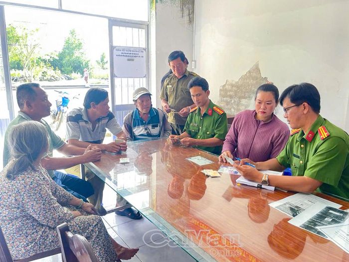 Công an cơ sở trực tiếp hướng dẫn người dân thực hiện thủ tục hành chính và lắng nghe ý kiến tại địa bàn dân cư.