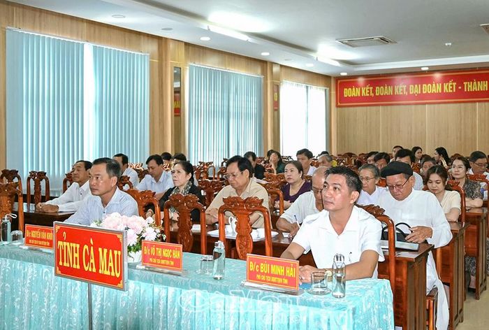 Các đại biểu tham dự hội nghị trực tuyến tại điểm cầu Ủy ban MTTQ Việt Nam tỉnh Cà Mau.