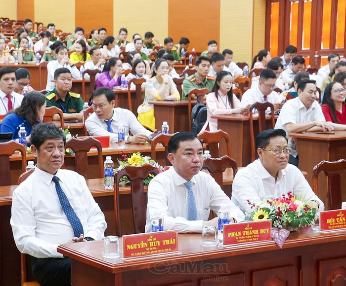 Đại biểu và thí sinh tham dự lễ khai mạc Hội thi Báo cáo viên, tuyên truyền viên giỏi tỉnh Cà Mau năm 2026 tại điểm cầu phường An Xuyên.