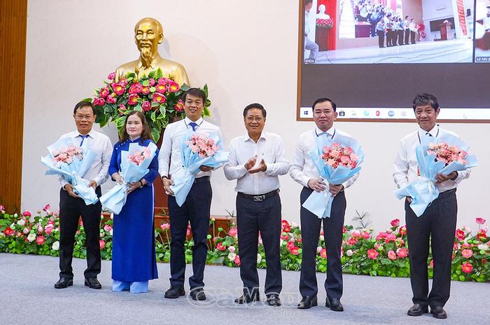 Đồng chí Bùi Tấn Bảy, Phó Chủ tịch HĐND tỉnh Cà Mau, tặng hoa Ban Giám khảo và Tổ thư ký Hội thi tại khu vực phường An Xuyên.