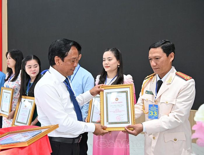  Đồng chí Võ Văn Lực, Phó Trưởng ban Tuyên giáo và Dân vận Tỉnh ủy, trao Giấy chứng nhận cho thí sinh tham gia vòng sơ khảo Hội thi cấp tỉnh.