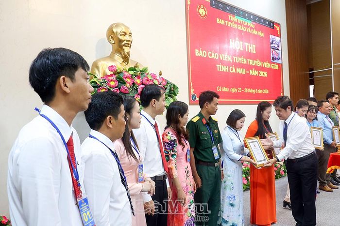 Đồng chí Nguyễn Huy Thái, Phó Trưởng ban Tuyên giáo và Dân vận Tỉnh ủy Cà Mau, trao chứng nhận cho các thí sinh tham dự hội thi.