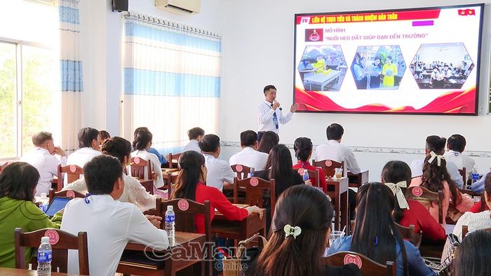  Phần dự thi thuyết trình tự tin, hấp dẫn của thí sinh Lê Trung Thành, đơn vị xã Sông Đốc nhận được sự tán thưởng của đông đảo thí sinh tại hội thi ở điểm cầu phường Bạc Liêu.