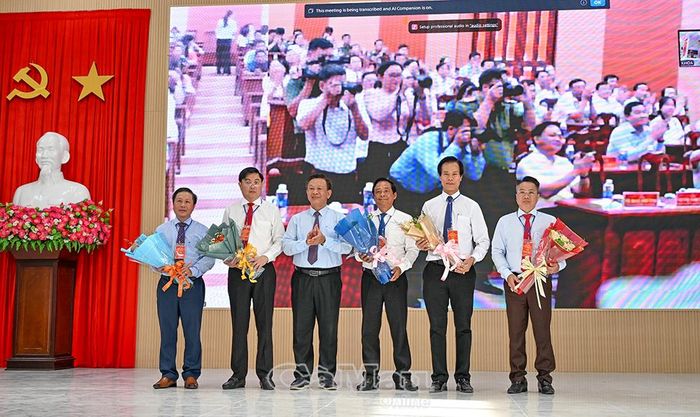 Trưởng Ban Tuyên giáo và Dân vận Tỉnh ủy Hồ Trung Việt tặng hoa Ban Giám khảo, Tổ thư ký Hội thi tại điểm thi Trường Chính trị tỉnh.