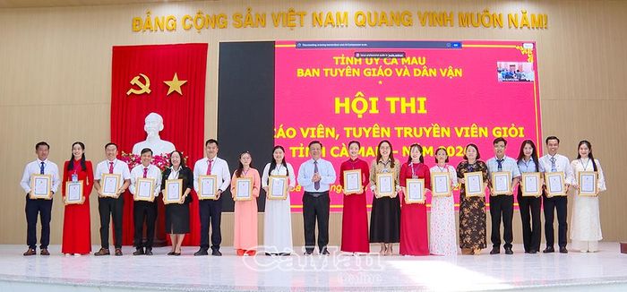 Trưởng Ban Tuyên giáo và Dân vận Tỉnh ủy Hồ Trung Việt trao Giấy chứng nhận cho các thí sinh tại điểm thi Trường Chính trị tỉnh.