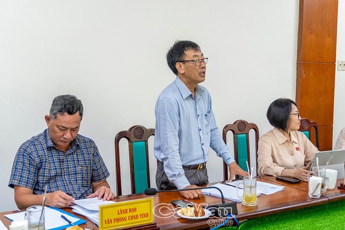 Ông Trần Bửu Nhân, Phó Giám đốc Sở Nội vụ tỉnh Cà Mau, báo cáo nội dung Tờ trình số 483.