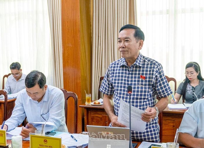 Ông Trần Văn Hòa, Phó Trưởng Ban Pháp chế HĐND tỉnh, đề nghị cần thống nhất phạm vi đối tượng thụ hưởng chính sách, đặc biệt đối với người hoạt động không chuyên trách ở ấp, khóm.