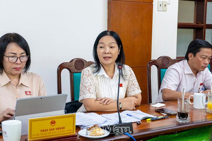Bà Cao Xuân Thu Ngọc, Phó Giám đốc Báo và phát thanh, truyền hình Cà Mau, góp ý về tính cần thiết của Nghị quyết quy định về nhân sự, kinh phí thực hiện việc dạy và học tiếng Việt cho trẻ em là người dân tộc thiểu số trước khi vào lớp Một trên địa bàn tỉnh.