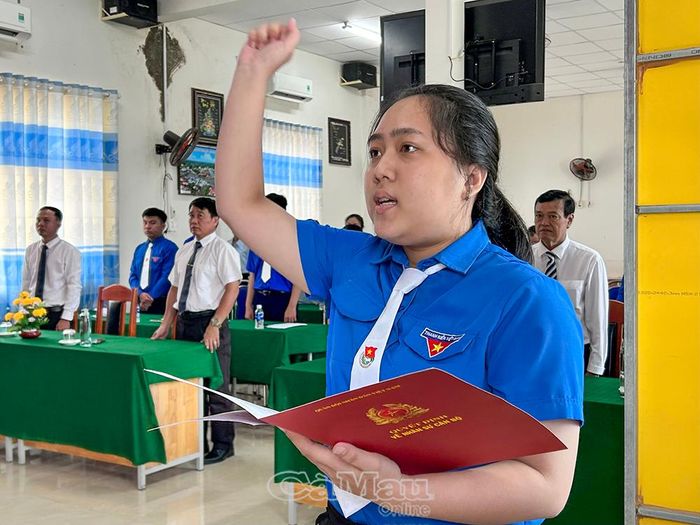 Đảng viên mới Nguyễn Đỗ Nhật Lam đọc lời tuyên thệ dưới cờ Đảng, cờ Tổ quốc và chân dung Chủ tịch Hồ Chí Minh, thể hiện quyết tâm tiếp tục học tập, rèn luyện, phấn đấu và hoàn thành tốt nhiệm vụ của người đảng viên Đảng Cộng sản Việt Nam.