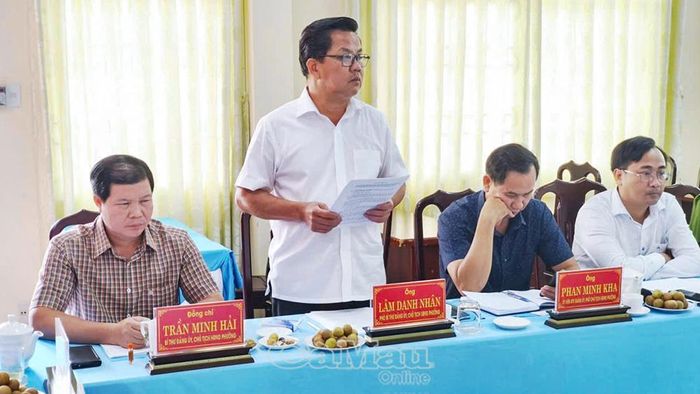 Đồng chí Lâm Danh Nhân, Chủ tịch UBND phường Hiệp Thành, báo cáo với Đoàn khảo sát về việc thực hiện phân cấp, phân quyền trong mô hình chính quyền địa phương 2 cấp gắn với thi hành pháp luật về đất đai, đầu tư, xây dựng và giải quyết thủ tục hành chính trên địa bàn phường.