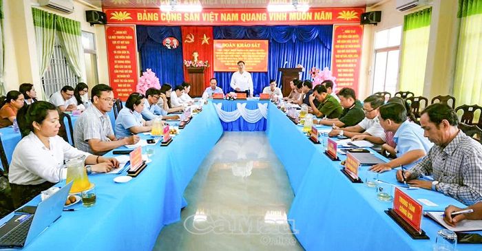 Phó Trưởng Đoàn chuyên trách Đoàn ĐBQH tỉnh Nguyễn Bình Tân phát biểu kết luận buổi làm việc.