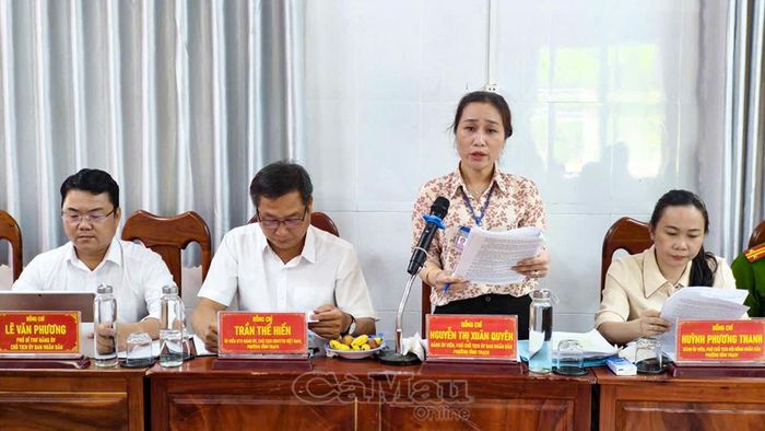Phó Chủ tịch UBND phường Vĩnh Trạch Nguyễn Thị Xuân Quyên báo cáo với Đoàn khảo sát về việc phân cấp, phân quyền trong mô hình chính quyền địa phương 2 cấp gắn với thực tiễn thi hành pháp luật về đất đai, đầu tư, xây dựng và giải quyết thủ tục hành chính trên địa bàn phường.