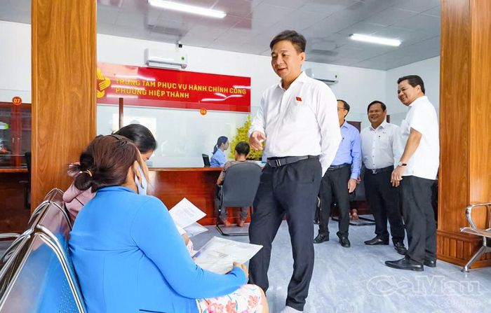 Đồng chí Nguyễn Bình Tân, Phó Trưởng Đoàn chuyên trách Đoàn ĐBQH tỉnh, cùng đoàn công tác khảo sát hoạt động tại Trung tâm Phục vụ hành chính công phường Hiệp Thành.