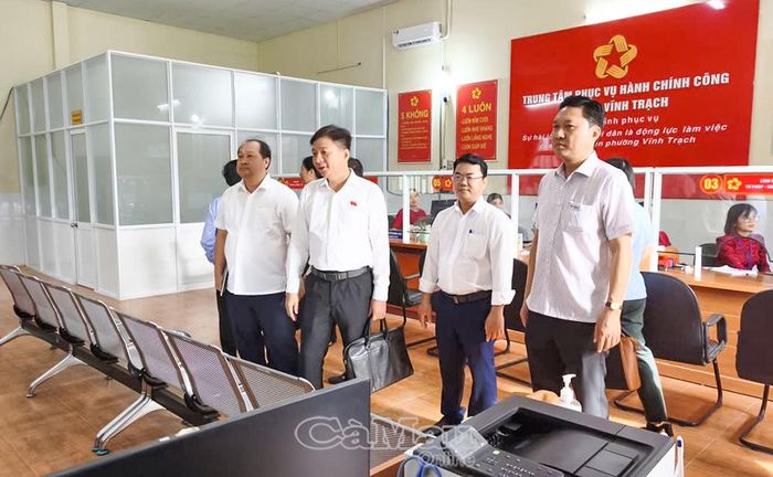 Đồng chí Nguyễn Bình Tân, Phó Trưởng Đoàn chuyên trách Đoàn ĐBQH tỉnh, cùng Đoàn công tác khảo sát thực tế hoạt động tại Trung tâm Phục vụ hành chính công phường Vĩnh Trạch.
