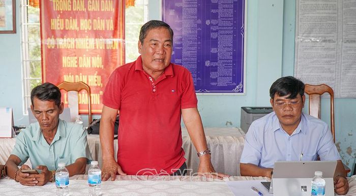Ông Huỳnh Văn Tuấn, Trưởng ấp Cồn Mũi, chia sẻ những khó khăn, vướng mắc của người dân trong phát triển sinh kế dưới tán rừng ngập mặn.