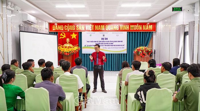  Học viên tham dự lớp tập huấn kỹ năng giao tiếp và xử lý tình huống trong phục vụ khách du lịch tại Vườn Quốc gia Mũi Cà Mau.