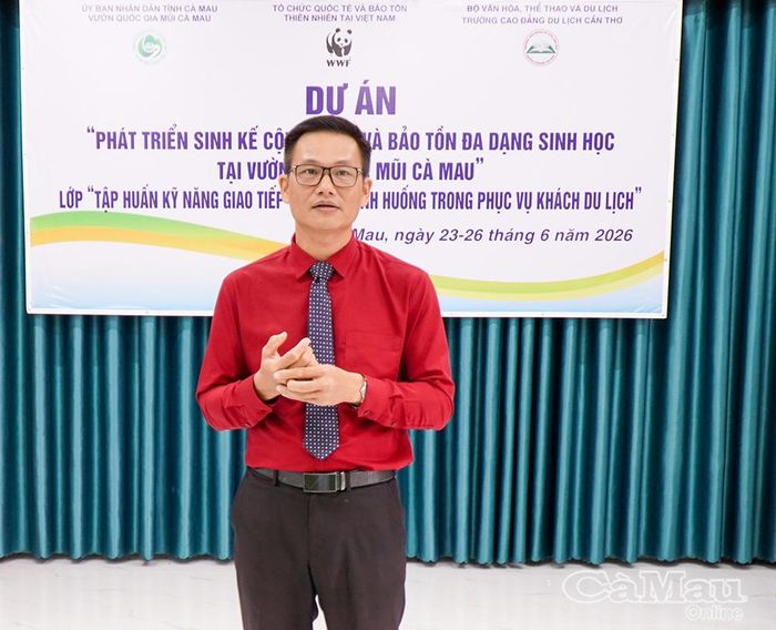Thầy Đinh Hiếu Nghĩa, Giảng viên Trường Cao đẳng Du lịch Cần Thơ, hướng dẫn các nội dung, kỹ năng cho học viên tham gia lớp tập huấn.