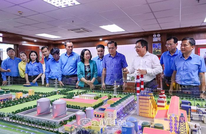 Đoàn công tác tham quan phòng truyền thống tại Công ty Điện lực Dầu khí Cà Mau.