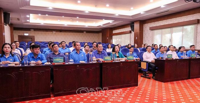 Đại biểu Tổng Liên đoàn Lao động Việt Nam và lãnh đạo tỉnh Cà Mau dự buổi làm việc, nghe báo cáo về tình hình sản xuất, kinh doanh và công tác chăm lo người lao động tại Cụm Khí - Điện - Đạm Cà Mau.