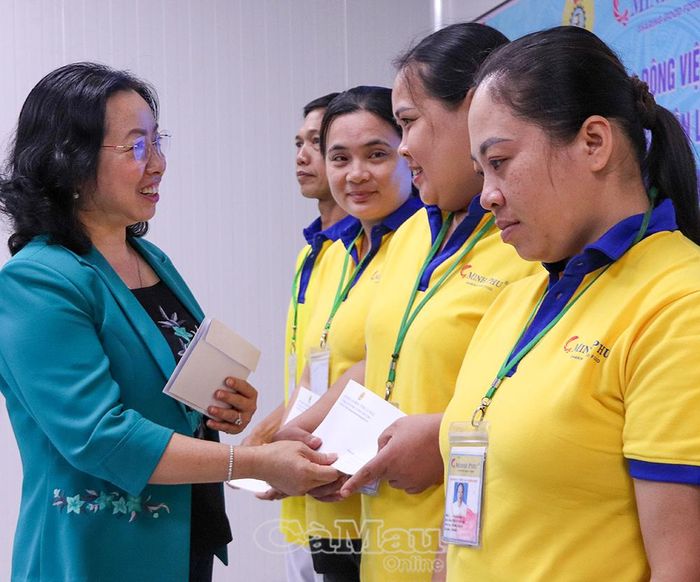 Phó Chủ tịch Tổng LĐLĐ Việt Nam Thái Thu Xương trao quà cho công nhân, người lao động Công ty TNHH Chế biến thủy sản Minh Phú Khánh An.