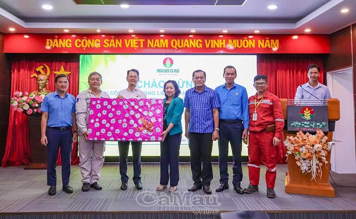 Đồng chí Thái Thu Xương, Phó Chủ tịch Tổng Liên đoàn Lao động Việt Nam (thứ 4 từ phải sang) và đồng chí Ngô Vũ Thăng, Phó Chủ tịch UBND tỉnh Cà Mau (thứ 5 từ phải sang), trao quà lưu niệm cho Tổng Công ty Phân bón Dầu khí Cà Mau.