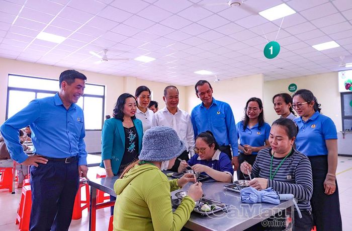 Đoàn công tác tham quan nhà ăn tập thể, tìm hiểu điều kiện sinh hoạt và bữa ăn ca của công nhân.