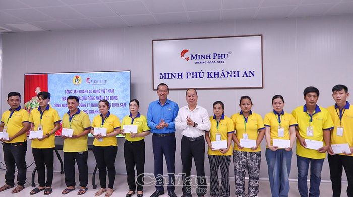 Chủ tịch LĐLĐ tỉnh Cà Mau Lý Công Bắc (bên trái) trao quà cho đoàn viên, công nhân lao động Công ty TNHH Chế biến thủy sản Minh Phú Khánh An.