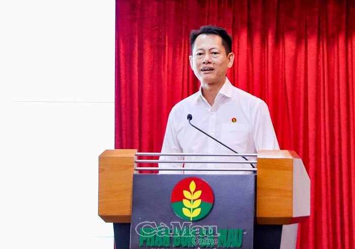 Ông Trần Chí Nguyện, Phó Tổng Giám đốc, Chủ tịch Công đoàn Tổng Công ty Phân bón Dầu khí Cà Mau, thông tin về hoạt động sản xuất, kinh doanh và công tác chăm lo đoàn viên, người lao động của đơn vị.