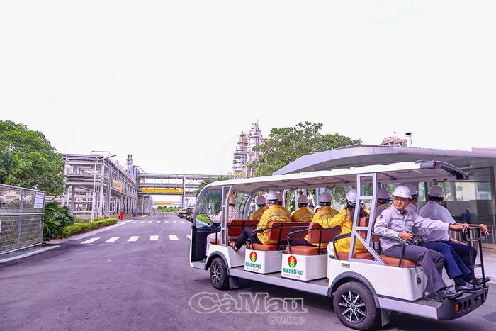 Đoàn công tác tham quan khu vực sản xuất của Tổng Công ty Phân bón Dầu khí Cà Mau.