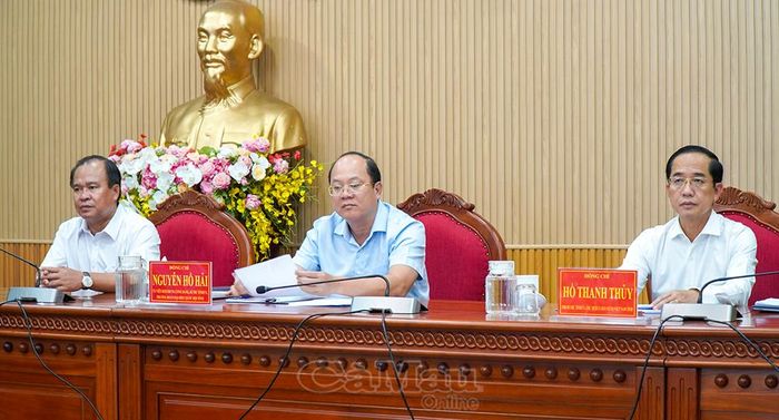 Các đồng chí lãnh đạo tỉnh Cà Mau tham dự phiên họp trực tuyến tại điểm cầu tỉnh.