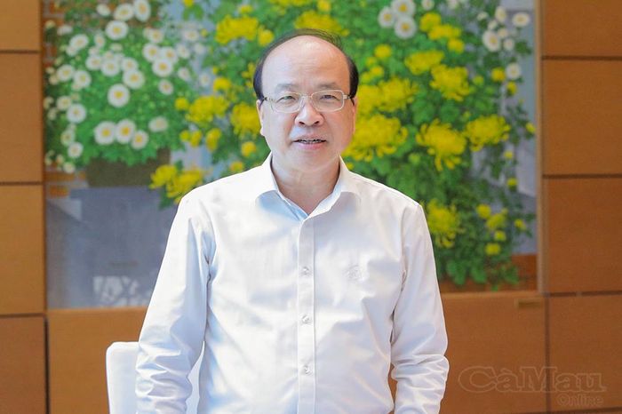 Đồng chí Phan Chí Hiếu, Ủy viên BCH Trung ương Đảng, Ủy viên Ủy ban Thường vụ Quốc hội, Chủ nhiệm Ủy ban Pháp luật và Tư pháp Quốc hội khóa XVI phát biểu tại buổi gặp mặt Đoàn đại biểu thanh niên tỉnh Cà Mau.