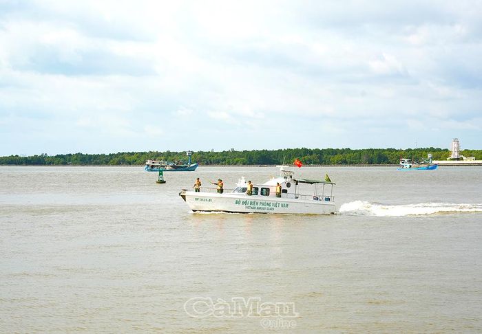 Cán bộ, chiến sĩ Đồn Biên phòng Sông Đốc tuần tra, bảo vệ vững chắc chủ quyền, an ninh biên giới biển.