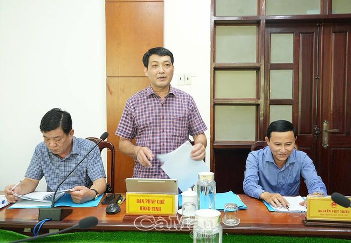 Giám đốc Sở Nội vụ tỉnh Cà Mau Nguyễn Minh Nhứt thông qua dự thảo báo cáo công tác cải cách hành chính 6 tháng đầu năm 2026.