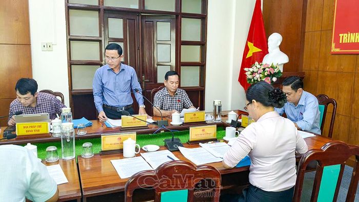 Phó Trưởng ban Pháp chế HĐND tỉnh Nguyễn Việt Triều đề nghị rà soát lại một số số nghị quyết trình HĐND bãi bỏ, tránh để "khoảng trống pháp lý" sau khi nghị quyết được thông qua.