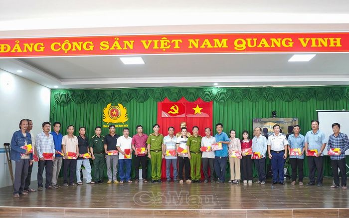 Đoàn công tác trao tặng 50 lá cờ Tổ quốc cho người dân và ngư dân trên địa bàn Xã Phan Ngọc Hiển, động viên bà con tiếp tục vươn khơi bám biển, phát triển kinh tế gắn với tham gia bảo vệ chủ quyền, an ninh biên giới biển của Tổ quốc.