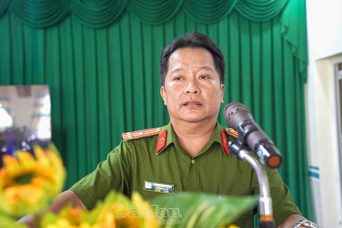 Thượng tá Văn Quang Phong, đại diện phòng Cảnh sát điều tra tội phạm về ma túy, Công an tỉnh, phổ biến các quy định của pháp luật về phòng, chống ma túy.