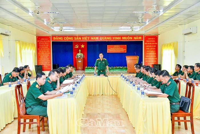 Đại tá Nguyễn Việt Hùng, Phó Tham mưu trưởng Quân khu 9 quán triệt nội dung, yêu cầu kiểm tra công tác cải cách hành chính và chuyển đổi số tại Trung đoàn Bộ binh 896, Bộ CHQS tỉnh Cà Mau.