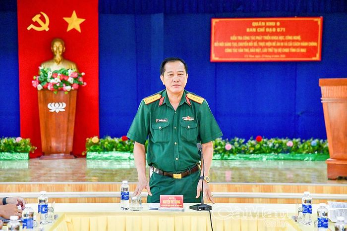 Đại tá Nguyễn Việt Hùng, Phó Tham mưu trưởng Quân khu 9, đánh giá cao những kết quả đạt được của Bộ CHQS tỉnh Cà Mau trong công tác cải cách hành chính và chuyển đổi số.