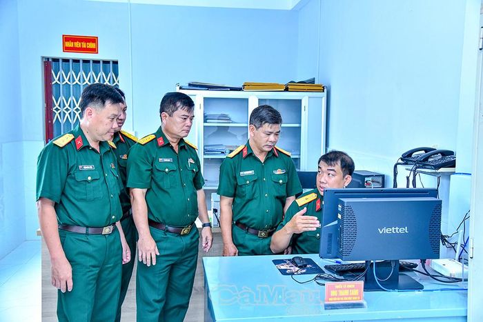 Đoàn kiểm tra thực tế công tác cải cách hành chính, chuyển đổi số tại Ban CHQS Phường Lý Văn Lâm.