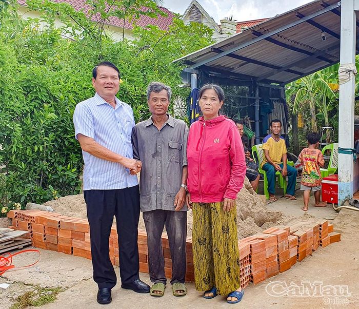  Đồng chí Nguyễn Nam Quân, Bí thư Đảng ủy, Chủ tịch HĐND xã Long Điền động viên, chúc mừng gia đình được hỗ trợ xây dựng nhà mới.