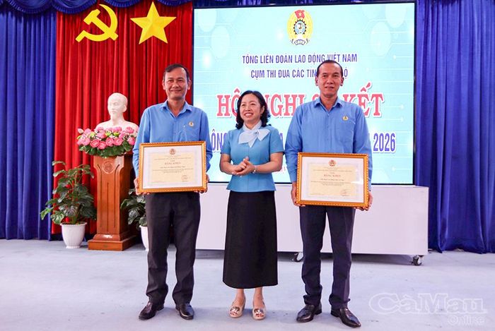Ban Chấp hành Tổng LĐLĐ Việt Nam cũng tặng Bằng khen cho LĐLĐ tỉnh Cà Mau và LĐLĐ tỉnh Đồng Tháp vì có thành tích xuất sắc trong phong trào thi đua năm 2025.