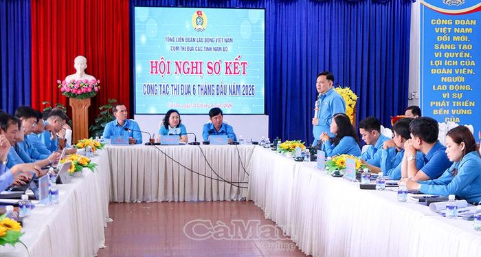Chủ tịch LĐLĐ tỉnh Vĩnh Long Nguyễn Phúc Linh thảo luận về những khó khăn, vướng mắc trong hoạt động công đoàn hiện nay.