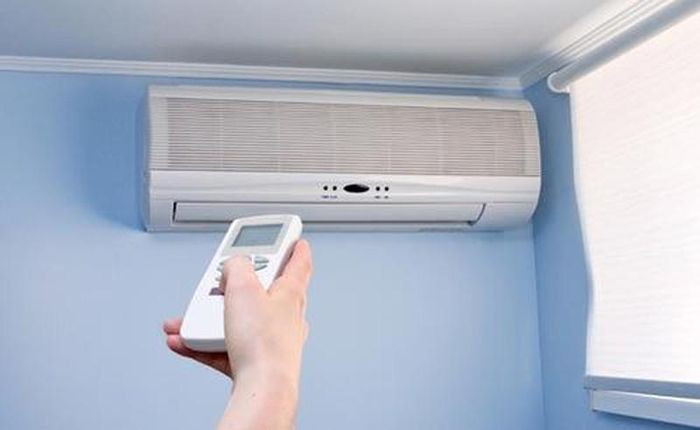 EVN khuyến nghị cài đặt điều hòa ở mức khoảng 26 độ C, kết hợp sử dụng quạt, đóng kín không gian điều hòa, hạn chế bức xạ nhiệt từ bên ngoài và vệ sinh thiết bị định kỳ. Ảnh: ST