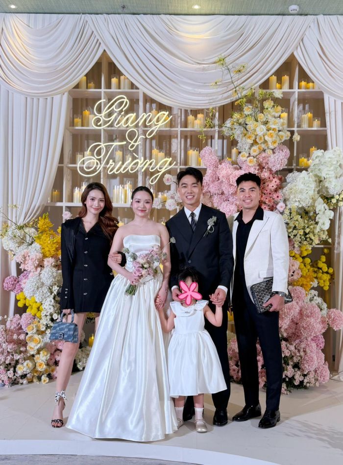 Vợ chồng Huyền Trang - Đức Huy tại đám cưới Xuân Trường - Nhuệ Giang (Ảnh: Nguyễn Huyền Trang)