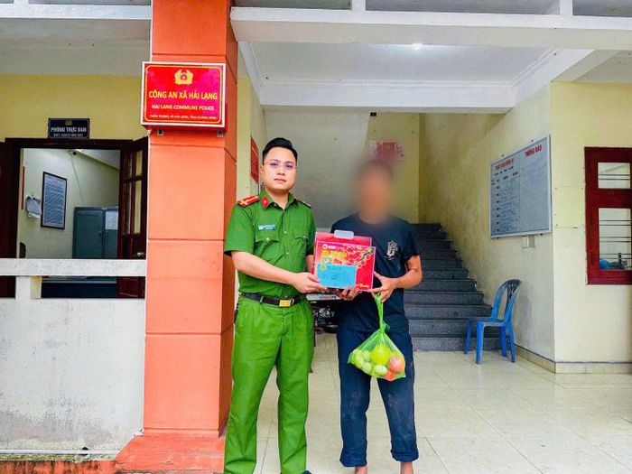 Công an xã Hải Lạng hỗ trợ anh P kinh phí đi lại, nhu yếu phẩm.