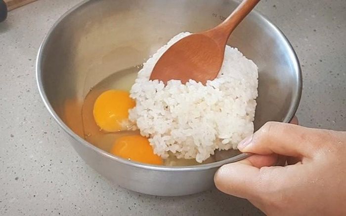 Cách làm tối ưu: Trộn cơm với trứng trước khi rang. Ảnh minh họa.