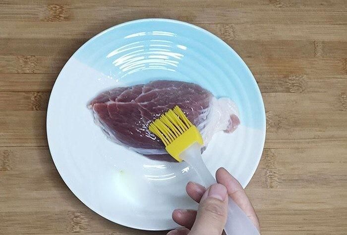 Bôi một lớp dầu ăn mỏng lên bề mặt. Ảnh minh họa.